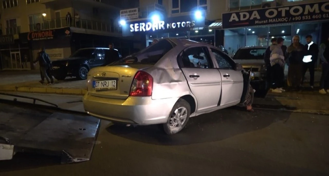 Alanya’da otomobil palmiye ağacına çarptı