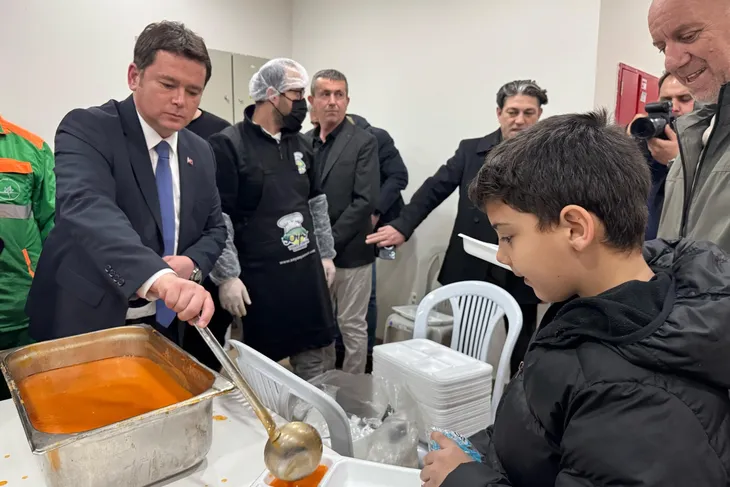 Başkan Aydın iftar yemeği dağıttı