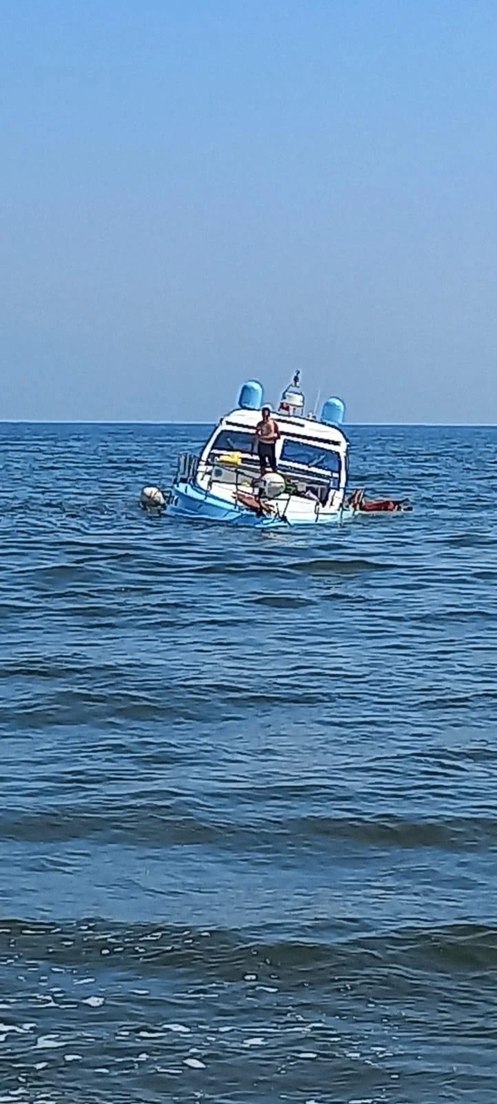 Bursa'da arızalanan yat karaya oturdu