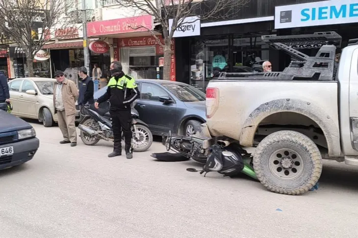 Devrilen motosiklet aracın altına girdi