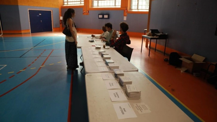 Fransa'da Seçmenler Erken Genel Seçimleri Değerlendirdi