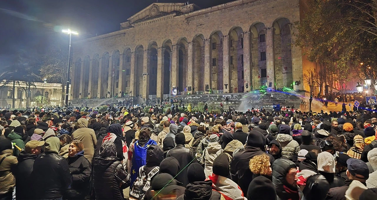 Gürcistan parlamentosunda tansiyon düşmüyor