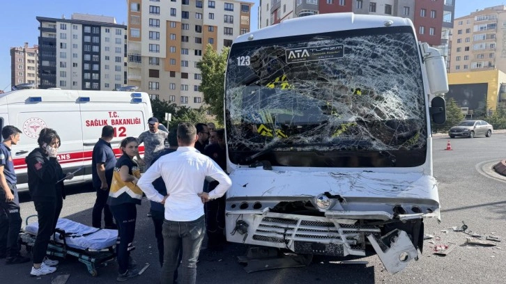 Kayseri'de İşçi Servisi Kazası: 10 Kişi Yaralandı