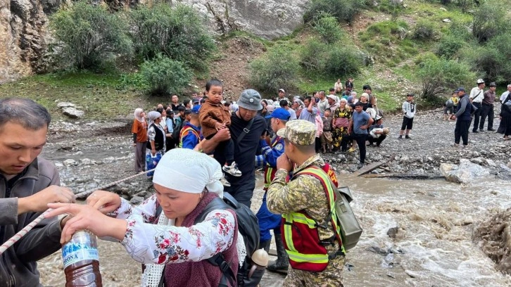 Kırgızistan'da Sel Felaketi: Kazakistan'dan Yardım Geldi