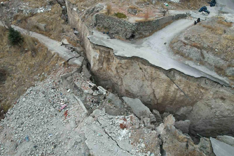 Mahalle sakinlerini Heyelan riski korkutuyor