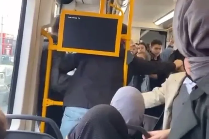 Metroda tartıştığı kişiye tekme atıp küfür etti