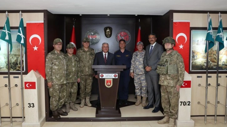 Milli Savunma Bakanı ve TSK Komuta Kademesi Hakkari Çukurca'da Mehmetçiklerle Akşam Yemeği Yedi