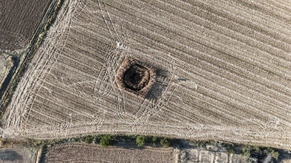 Mısır tarlasında 8 metre derinliğinde obruk oluştu