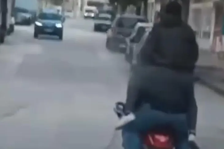 Motosiklete sığmak için çılgın hamle