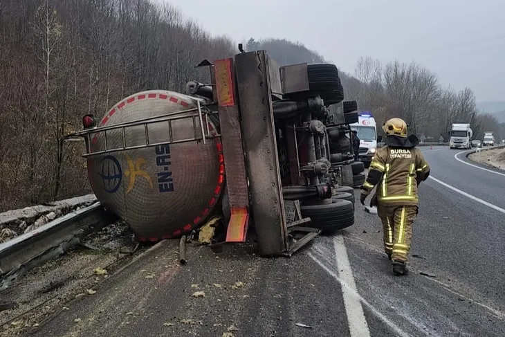 Bursa'da asit taşıyan TIR devrildi 