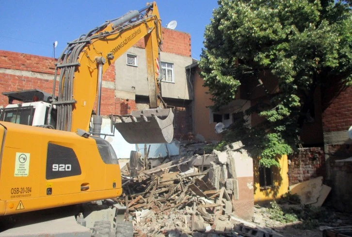 Osmangazi’de metruk binalar yıkılıyor