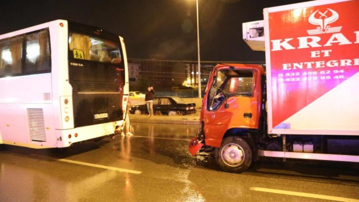 Samsun'da kamyonet otobüse çarptı: 1 yaralı