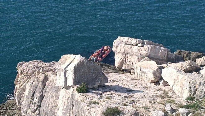 Turistler kayalık alanda mahsur kaldı