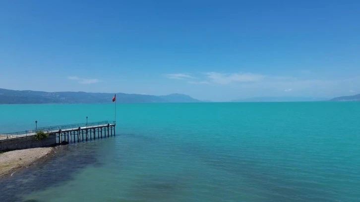 Turkuaza bürünen İznik Gölü göz kamaştırıyor