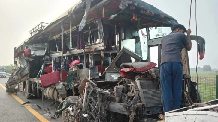 Uttar Pradeş'te Çift Katlı Otobüs Kazası: 18 Ölü