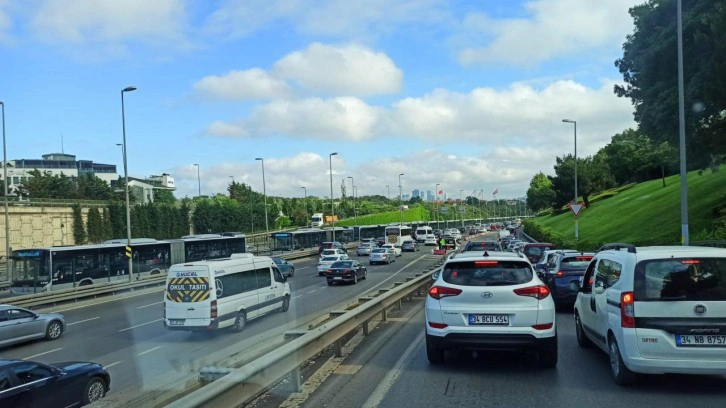 Yine metrobüs arızalandı! Çok uzun kuyruklar oluştu