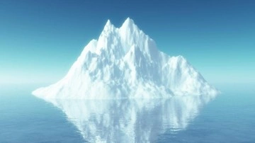 Antarktika'da devasa buzdağı girdaba yakalandı