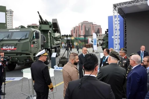 Bakanı Güler, SAHA EXPO’da stantları gezdi