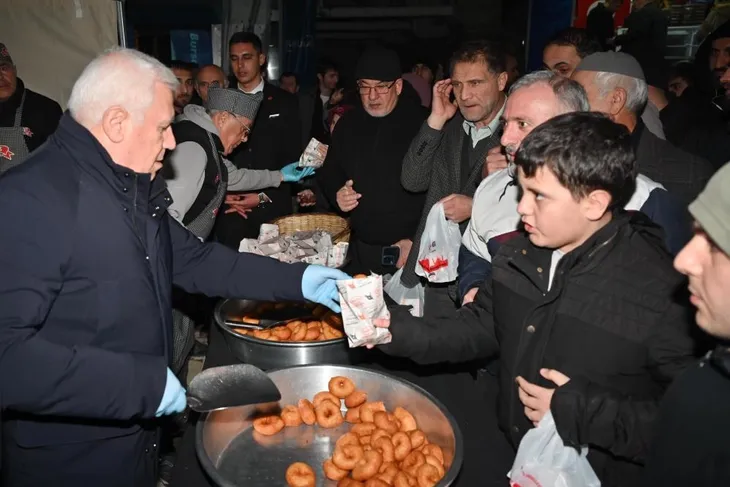 Bozbey Regaib Kandilinde tatlı ve lokma dağıttı