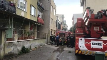 Bursa'da 3 katlı binanın en üst katı yandı: Yaralı var