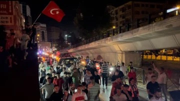 Bursalılar maçın sevincini sokaklarda yaşadı