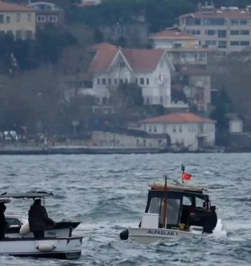 Dalga nedeniyle denize düşen balıkçıya kurtarma operasyonu