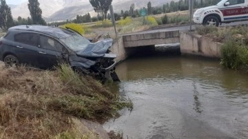 Erzincan'da araç sulama kanalına düştü, yaralılar hastaneye kaldırıldı