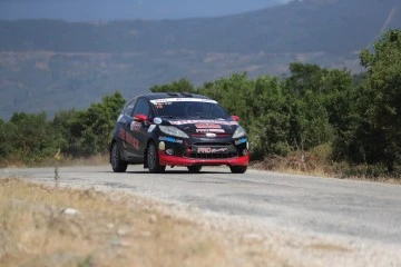 Gemlik'te ralli pilotları tozu dumana kattı