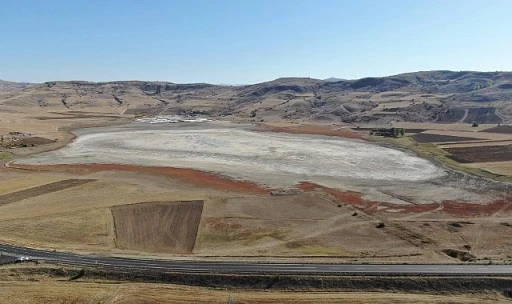 Gölde bir damla su kalmadı, Nedenini bakın neye bağladı