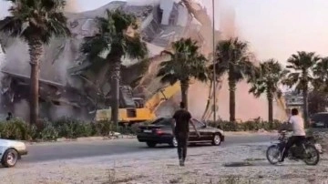 Hatay'da deprem sonrası yıkılan 9 katlı bina kontrollü bir şekilde yıkıldı