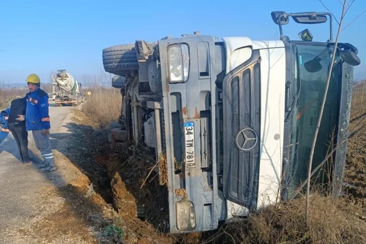 Kontrolden çıkan beton mikseri devrildi