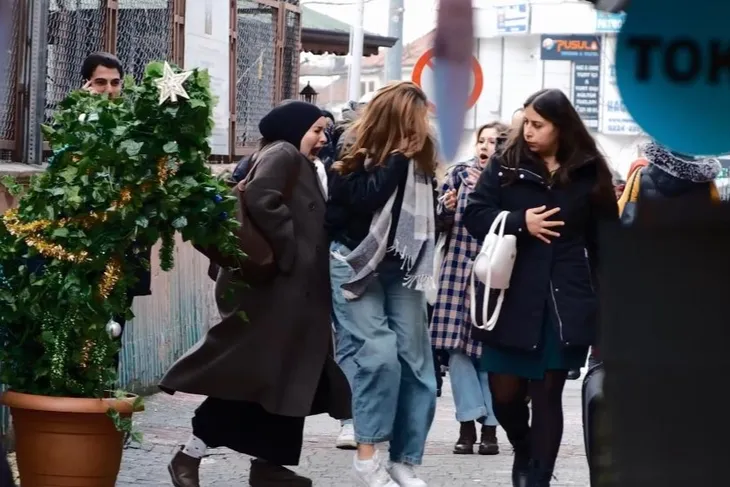 Kostüm giyen şakacı, herkesin aklını aldı