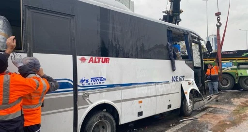 Maltepe’de minibüs devrildi