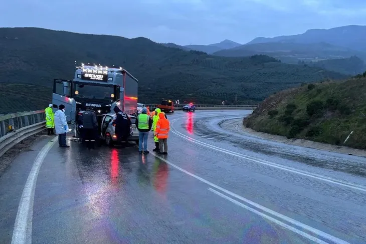 Bursa'da TIR ile otomobil kafa kafaya çarpıştı