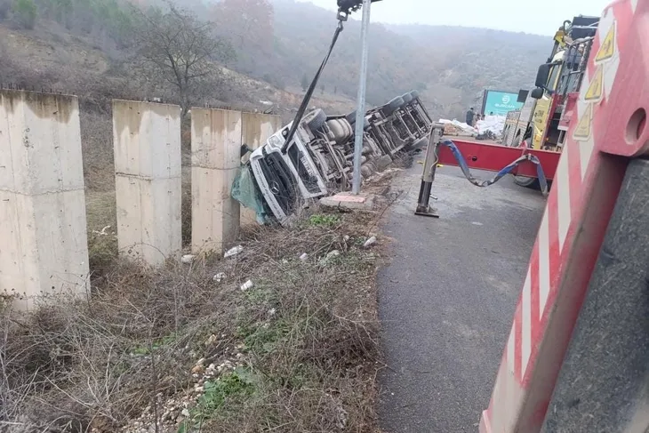 Kontrolden çıkan TIR şarampole devrildi