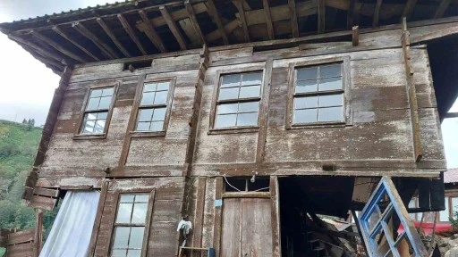 Rize’de asırlık ahşap ev heyelana yenildi