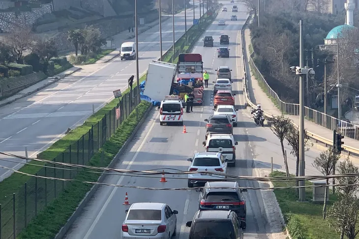 Tırın üzerindeki makine yola devrildi