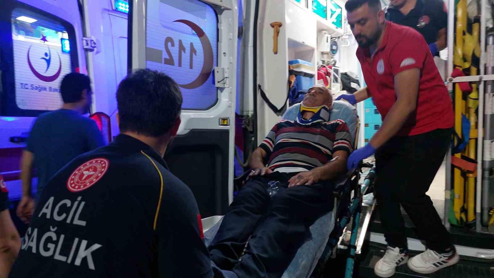 Tramvay ile ambulans çarpıştı: 4 sağlık çalışanı yaralandı