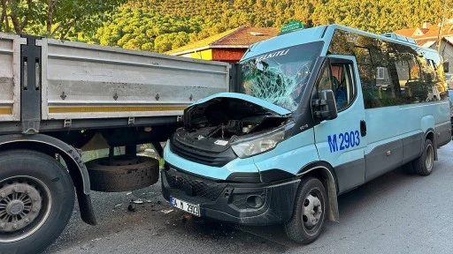 Yolcu minibüsü park halindeki tıra çarptı