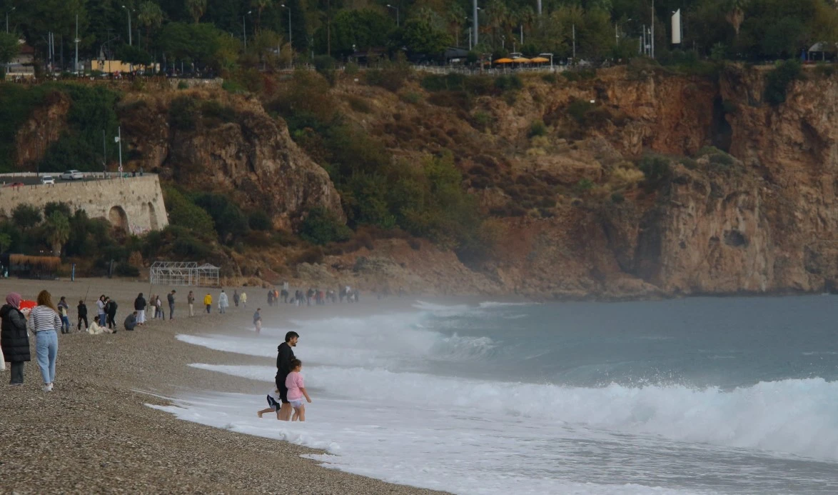 Antalya 4 saatte 3 mevsimi yaşadı